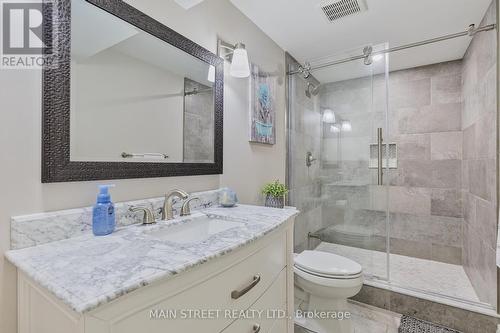 693 Foxcroft Blvd, Newmarket, ON - Indoor Photo Showing Bathroom