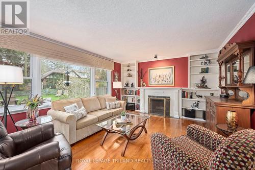 17 Croxton Rd W, London, ON - Indoor Photo Showing Living Room With Fireplace