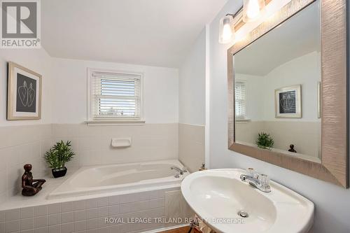 17 Croxton Rd W, London, ON - Indoor Photo Showing Bathroom