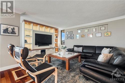 71 Somerset Street W Unit#1705, Ottawa, ON - Indoor Photo Showing Living Room