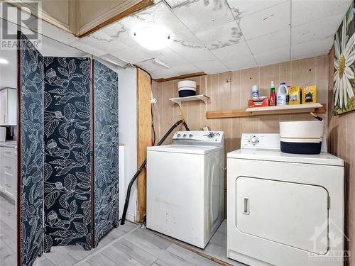 11482 Queen Street, Inkerman, ON - Indoor Photo Showing Laundry Room