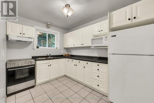 2060 Prospect St, Burlington, ON - Indoor Photo Showing Kitchen With Double Sink