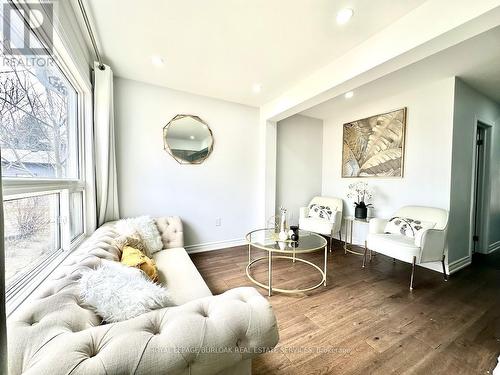 617 Rosseau Road, Hamilton, ON - Indoor Photo Showing Living Room