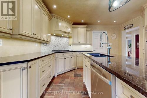 9 Golfdale Pl, Hamilton, ON - Indoor Photo Showing Kitchen With Double Sink With Upgraded Kitchen