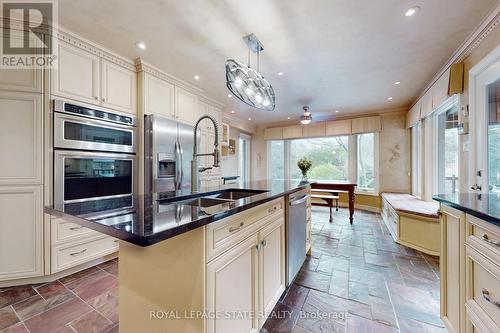 9 Golfdale Pl, Hamilton, ON - Indoor Photo Showing Kitchen With Double Sink With Upgraded Kitchen