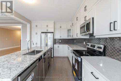 39 Sitler St, Kitchener, ON - Indoor Photo Showing Kitchen With Upgraded Kitchen