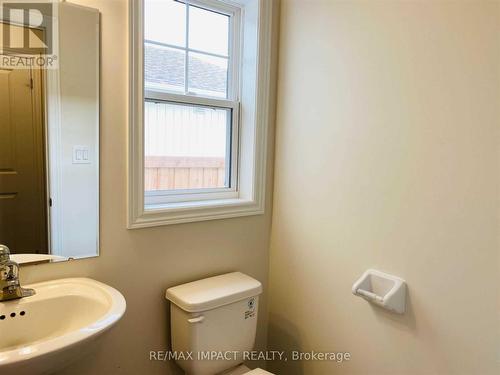 867 Broadway Boulevard, Peterborough, ON - Indoor Photo Showing Bathroom