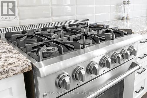 110 Conklin Cres, Aurora, ON - Indoor Photo Showing Kitchen With Upgraded Kitchen