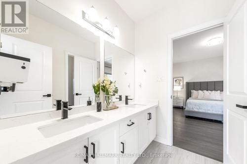 110 Conklin Cres, Aurora, ON - Indoor Photo Showing Bathroom