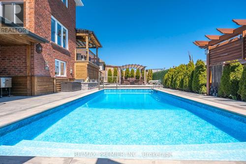 36 Pace Cres, Bradford West Gwillimbury, ON - Outdoor With In Ground Pool