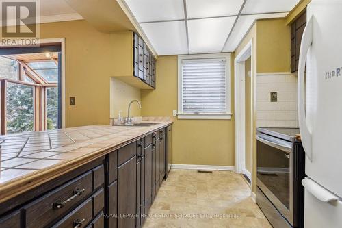 922 King Rd, Burlington, ON - Indoor Photo Showing Kitchen