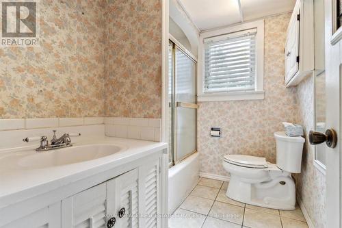 922 King Rd, Burlington, ON - Indoor Photo Showing Bathroom