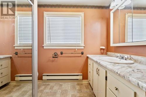 922 King Rd, Burlington, ON - Indoor Photo Showing Bathroom