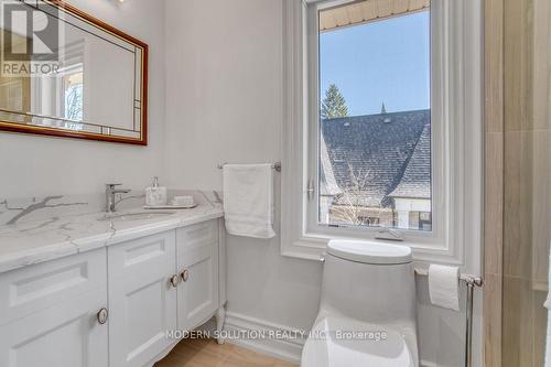1511 Broadmoor Ave, Mississauga, ON - Indoor Photo Showing Bathroom