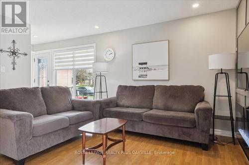3162 Cantelon Cres, Mississauga, ON - Indoor Photo Showing Living Room