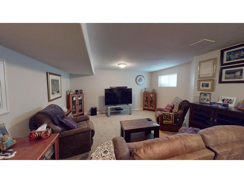 16 - 617 27Th Avenue S, Cranbrook, BC - Indoor Photo Showing Living Room
