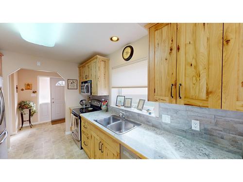 16 - 617 27Th Avenue S, Cranbrook, BC - Indoor Photo Showing Kitchen With Double Sink
