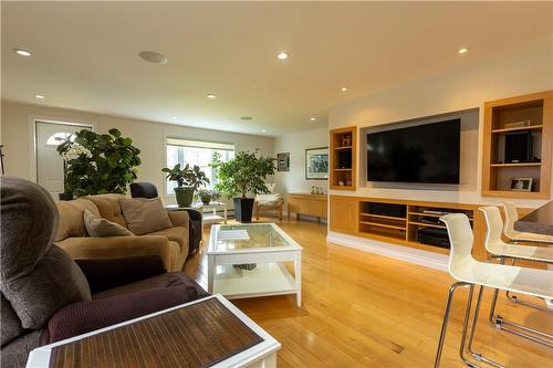 304 Deere Street, Welland, ON - Indoor Photo Showing Living Room