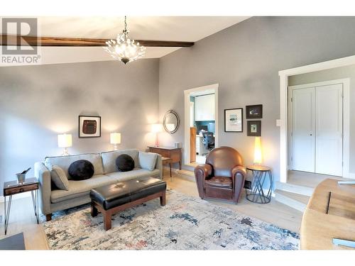 1411 Appleridge Road, Kelowna, BC - Indoor Photo Showing Living Room