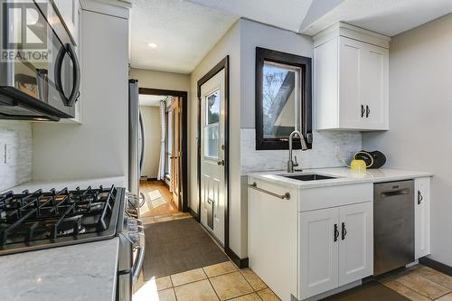1689 Kloppenburg Road, Kelowna, BC - Indoor Photo Showing Kitchen