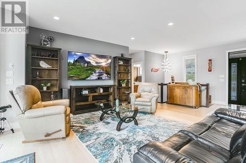 5857 Vicary Road, Peachland, BC - Indoor Photo Showing Living Room