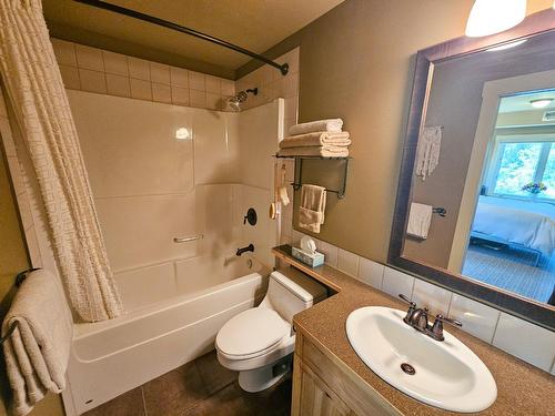 222 - 16310 Woolgar Road, Crawford Bay, BC - Indoor Photo Showing Bathroom