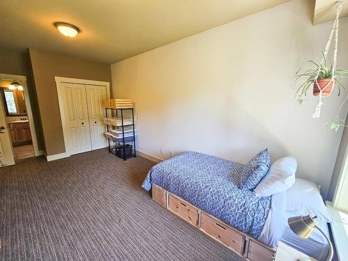 222 - 16310 Woolgar Road, Crawford Bay, BC - Indoor Photo Showing Bedroom