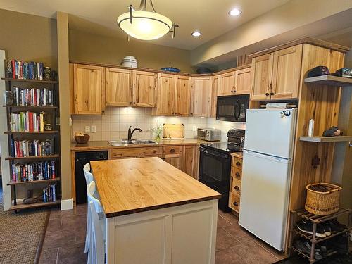 222 - 16310 Woolgar Road, Crawford Bay, BC - Indoor Photo Showing Kitchen With Double Sink
