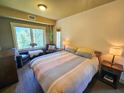 222 - 16310 Woolgar Road, Crawford Bay, BC - Indoor Photo Showing Bedroom