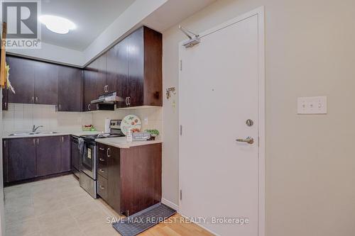 109 - 5150 Winston Churchill Boulevard, Mississauga, ON - Indoor Photo Showing Kitchen With Double Sink