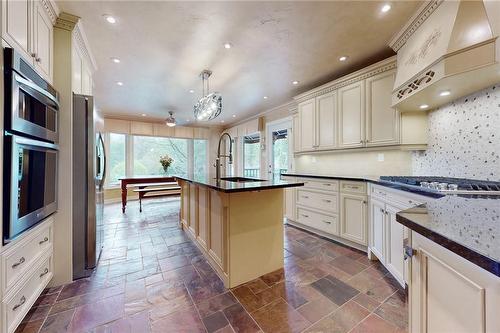 9 Golfdale Place, Ancaster, ON - Indoor Photo Showing Kitchen With Upgraded Kitchen