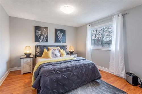 2413 Butternut Crescent, Burlington, ON - Indoor Photo Showing Bedroom