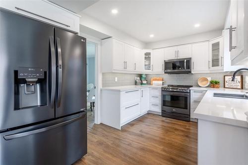 2413 Butternut Crescent, Burlington, ON - Indoor Photo Showing Kitchen With Stainless Steel Kitchen