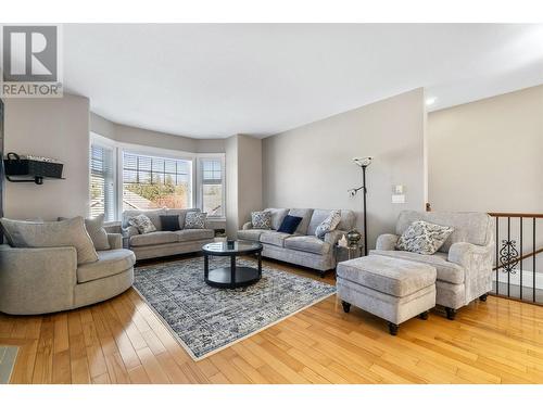 1770 23 Street Ne, Salmon Arm, BC - Indoor Photo Showing Living Room