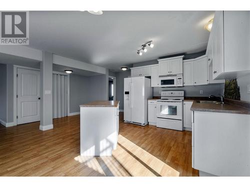 1770 23 Street Ne, Salmon Arm, BC - Indoor Photo Showing Kitchen
