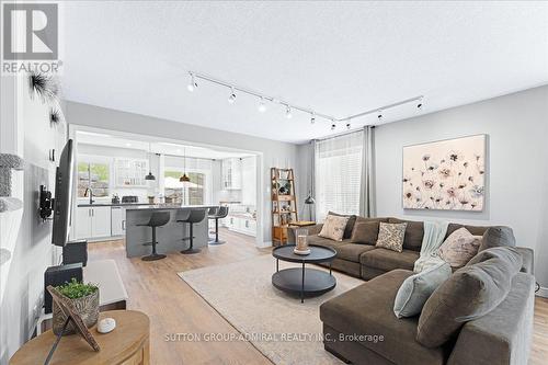 113 Upper Mercer St, Kitchener, ON - Indoor Photo Showing Living Room