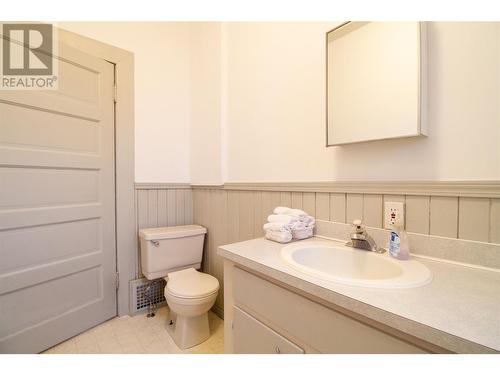301 First Street E, Revelstoke, BC - Indoor Photo Showing Bathroom