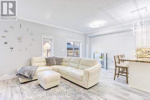 82 Glendarling Cres, Hamilton, ON - Indoor Photo Showing Living Room