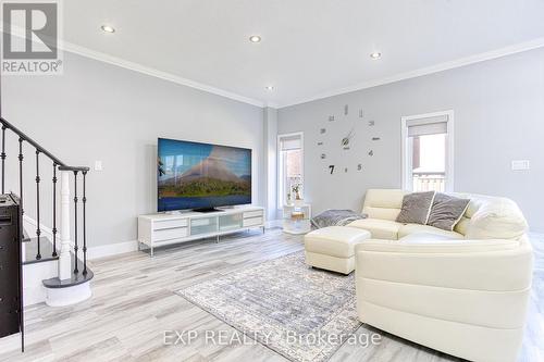 82 Glendarling Cres, Hamilton, ON - Indoor Photo Showing Living Room