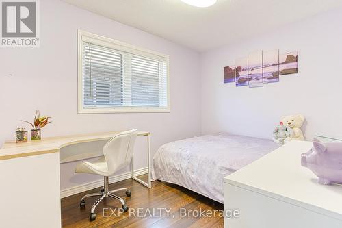 82 Glendarling Cres, Hamilton, ON - Indoor Photo Showing Bedroom