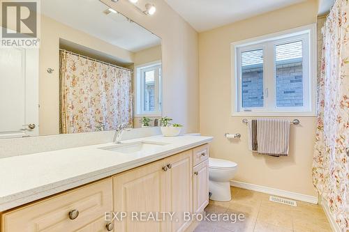 82 Glendarling Cres, Hamilton, ON - Indoor Photo Showing Bathroom