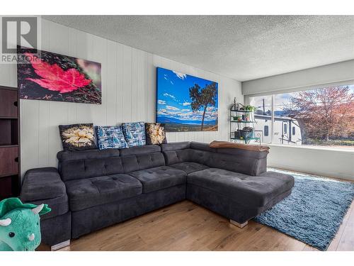 1020-1022 Mitchell Road, Kelowna, BC - Indoor Photo Showing Living Room