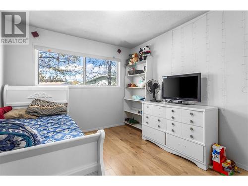 1020-1022 Mitchell Road, Kelowna, BC - Indoor Photo Showing Bedroom