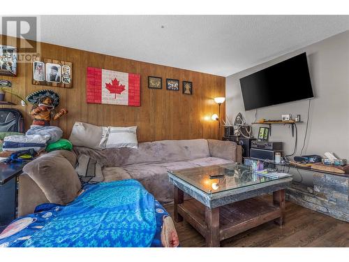 1020-1022 Mitchell Road, Kelowna, BC - Indoor Photo Showing Living Room