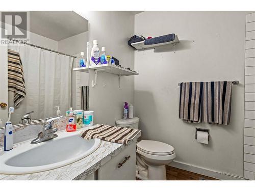 1020-1022 Mitchell Road, Kelowna, BC - Indoor Photo Showing Bathroom