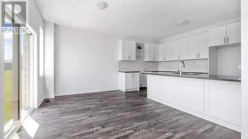 678 Daimler Parkway, Welland, ON - Indoor Photo Showing Kitchen