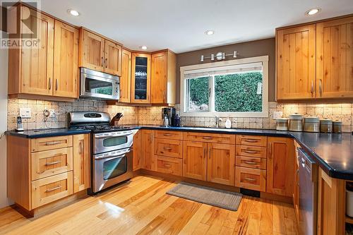 4360 Bray Street, Kelowna, BC - Indoor Photo Showing Kitchen