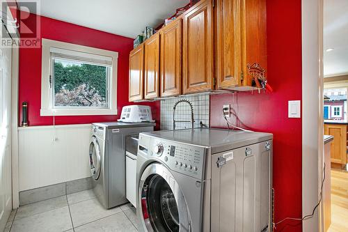 4360 Bray Street, Kelowna, BC - Indoor Photo Showing Laundry Room