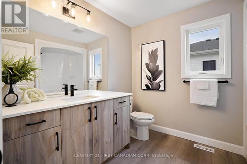 52 Postma Crescent, North Middlesex, ON - Indoor Photo Showing Bathroom