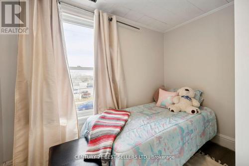 21 Duncan St W, Welland, ON - Indoor Photo Showing Bedroom